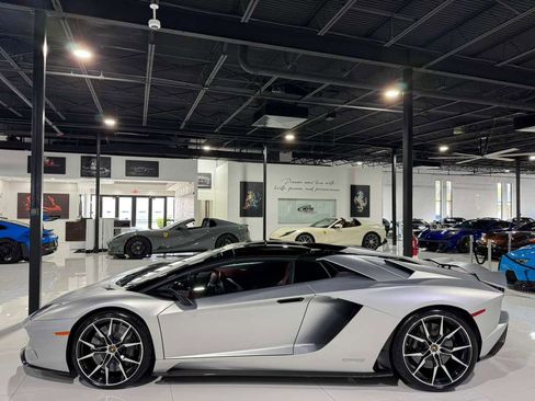 Used 2018 Lamborghini Aventador S image 20