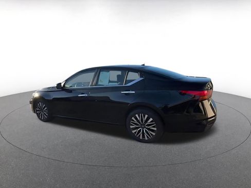 Used 2025 Nissan Altima 2.5 SV FWD image 9