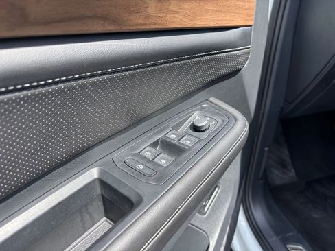 Used 2025 Volkswagen Atlas SE image 24