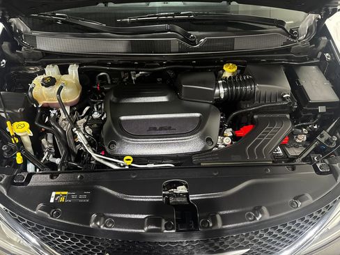 Used 2020 Chrysler Pacifica Touring-L image 9