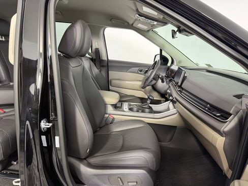 Used 2025 Kia Carnival EX image 32