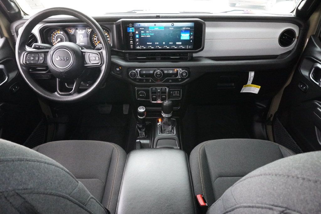 Used 2025 Jeep Gladiator Sport AWD/4WD image 23