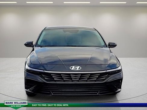 Used 2024 Hyundai Elantra SE image 2