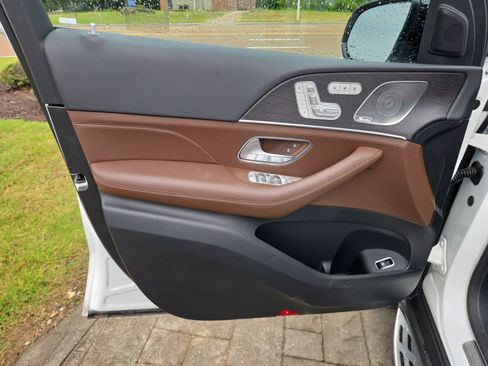 Used 2024 Mercedes-Benz GLS 450 4MATIC image 6