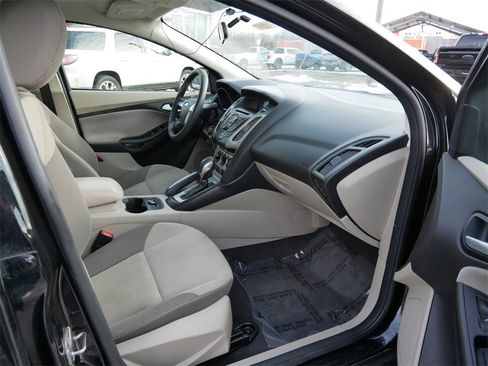 Used 2013 Ford Focus SE w/ SE Winter Pkg image 8
