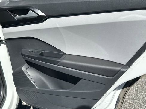 Used 2022 Volkswagen Taos SE image 32