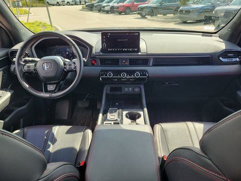 Certified 2025 Honda Pilot Black Edition image 18