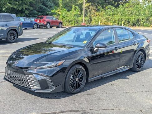 Used 2025 Toyota Camry SE image 3