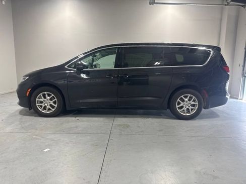 Used 2023 Chrysler Pacifica Touring-L FWD image 10