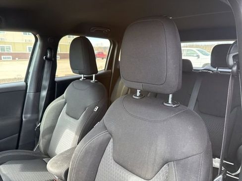 Used 2021 Jeep Renegade Latitude image 10