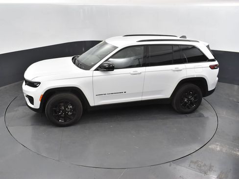 Used 2025 Jeep Grand Cherokee Altitude AWD/4WD image 39