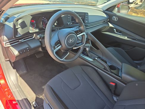 Used 2023 Hyundai Elantra SE FWD image 15
