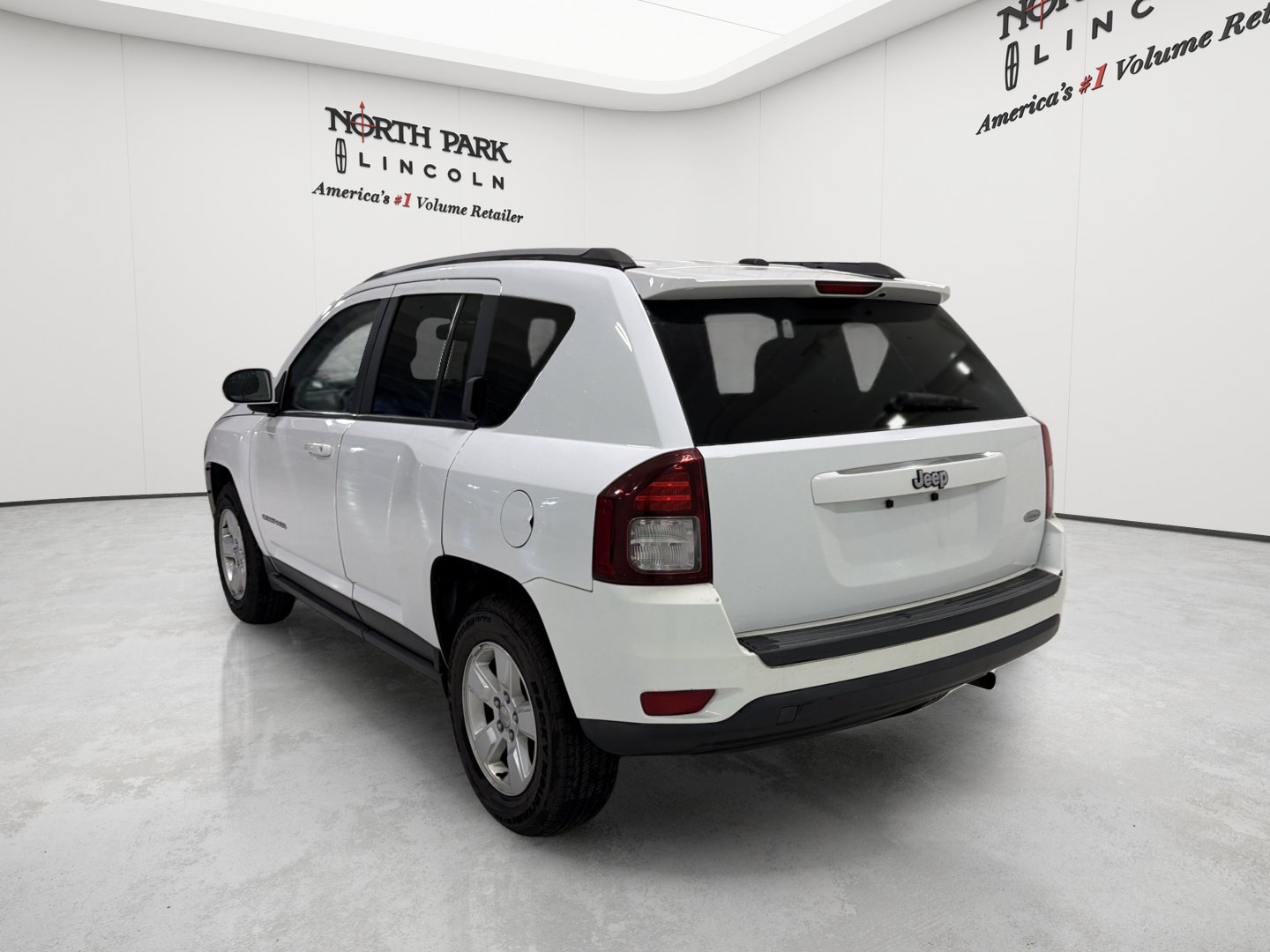 Used 2016 Jeep Compass Latitude FWD image 3
