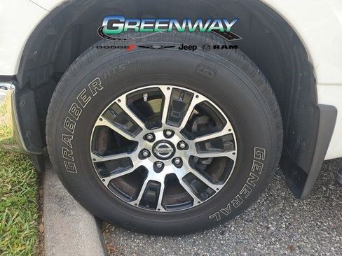 Used 2017 Nissan Titan SV image 9