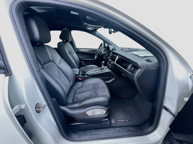 Certified 2020 Porsche Macan AWD/4WD image 31