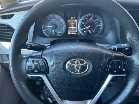 Used 2019 Toyota Sienna L FWD image 19