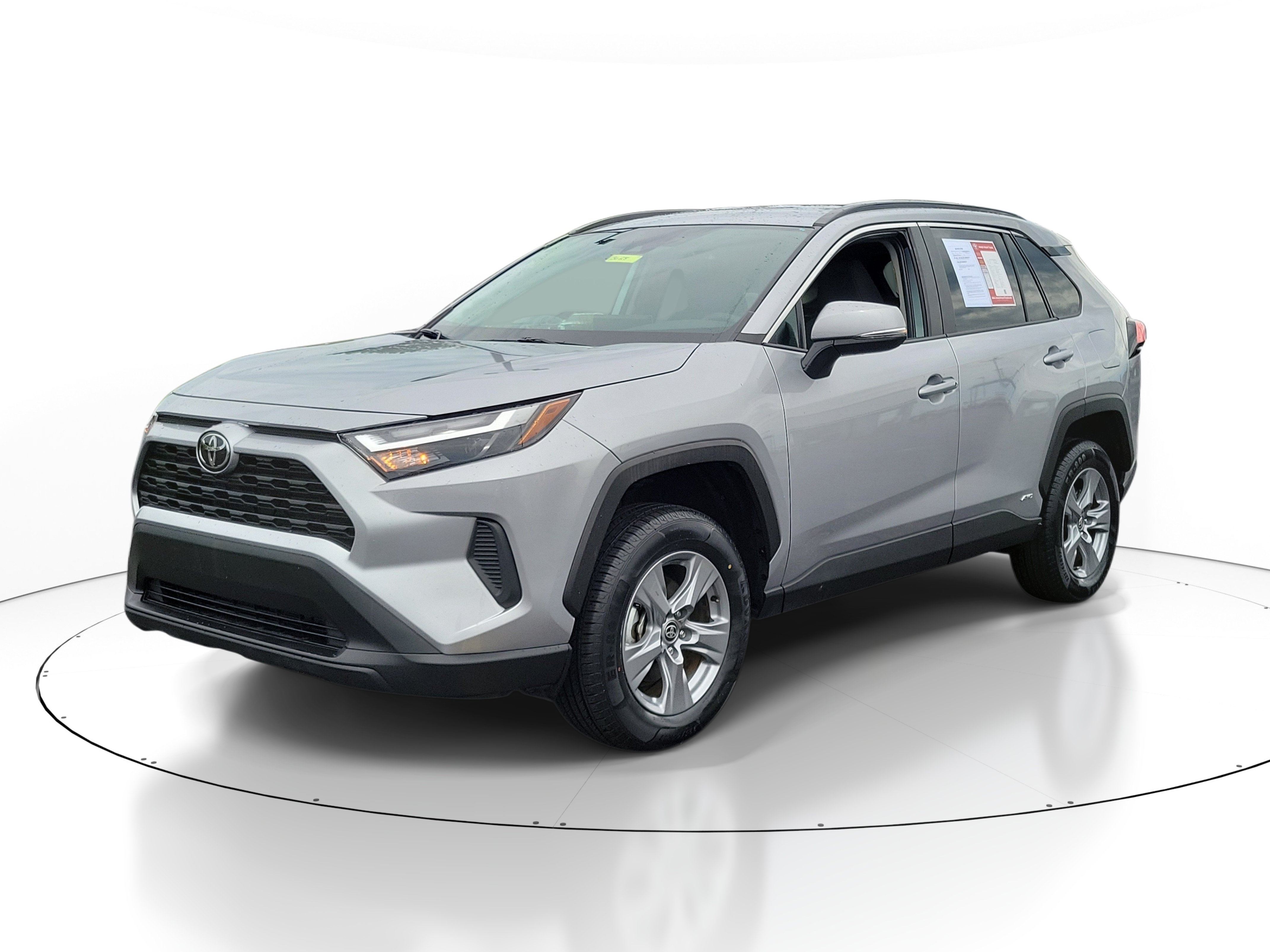 Used 2025 Toyota RAV4 XLE AWD/4WD image 2