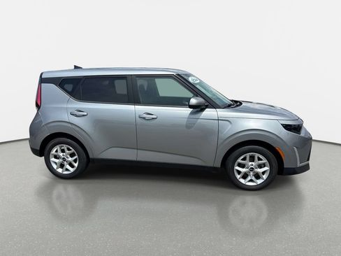 Used 2024 Kia Soul FWD image 3