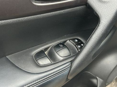 Used 2016 Nissan Rogue SV image 25