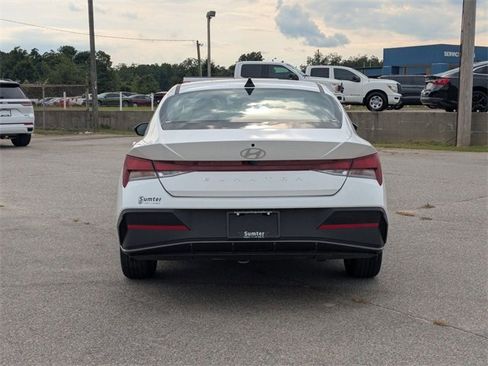 Used 2024 Hyundai Elantra SEL image 4