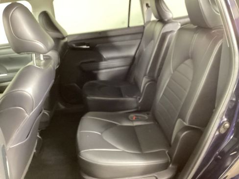 Used 2022 Toyota Highlander XLE AWD/4WD image 24