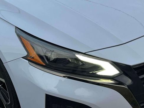 Used 2023 Nissan Altima 2.5 SR w/ SR Premium Package image 9