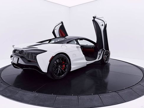 Used 2024 McLaren Artura RWD image 24