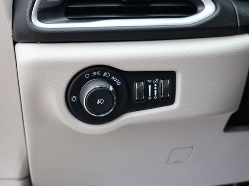 Used 2024 Chrysler Pacifica Touring-L FWD image 12