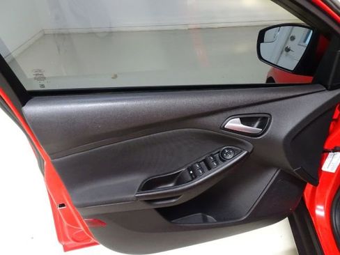 Used 2014 Ford Focus SE w/ SE Sport Package image 19