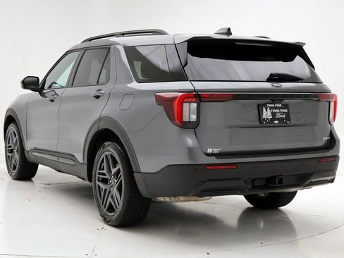 Used 2025 Ford Explorer ST-Line w/ ST-Line Street Pack image 7