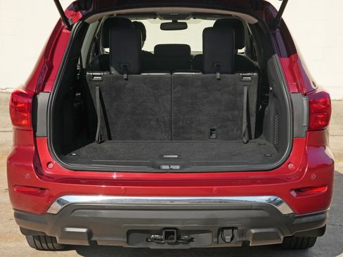 Used 2017 Nissan Pathfinder Platinum w/ Family Entertainment Package AWD/4WD image 9