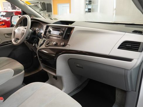 Used 2014 Toyota Sienna L FWD image 30