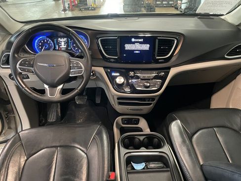 Used 2017 Chrysler Pacifica Touring-L w/ Tire & Wheel Group FWD image 8