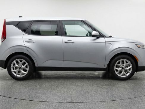 Used 2025 Kia Soul LX w/ LX Technology Package FWD image 11