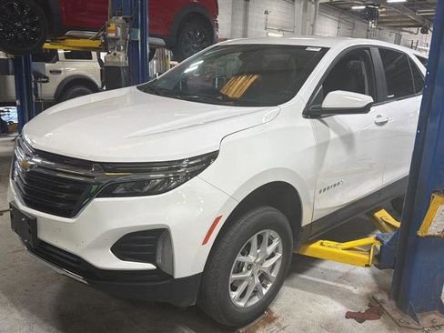 Used 2023 Chevrolet Equinox LT image 2