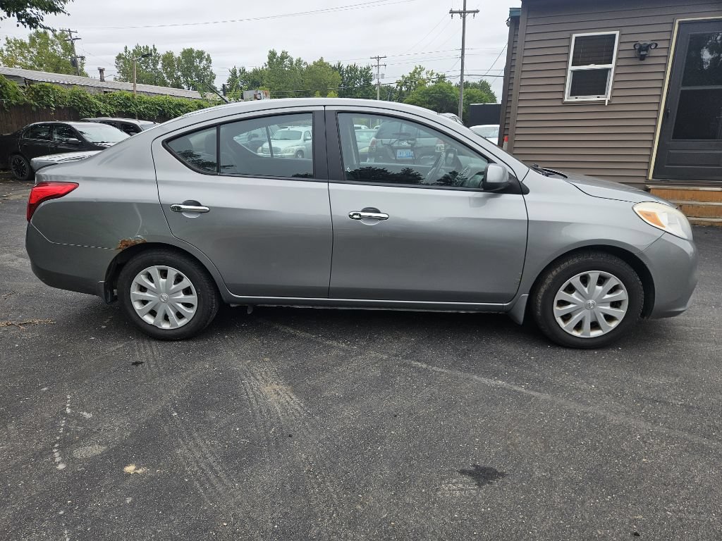 Used 2013 Nissan Versa SV FWD image 6