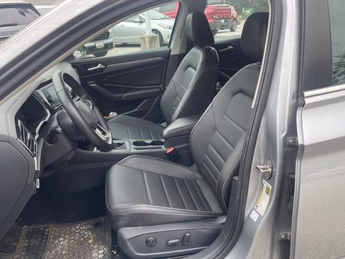 Used 2022 Volkswagen Jetta SE w/ Panoramic Sunroof Package FWD image 9