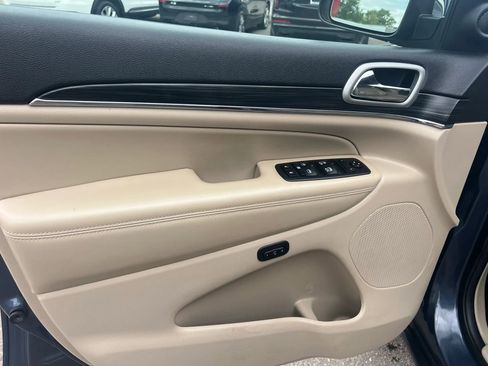 Used 2019 Jeep Grand Cherokee Limited AWD/4WD image 17