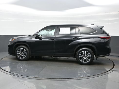 Used 2024 Toyota Highlander XLE AWD/4WD image 3
