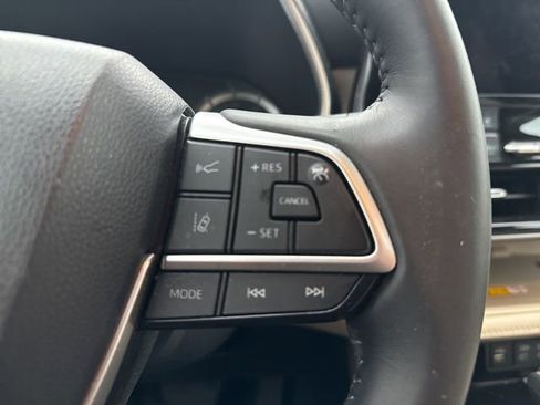 Used 2024 Toyota Highlander XLE image 19