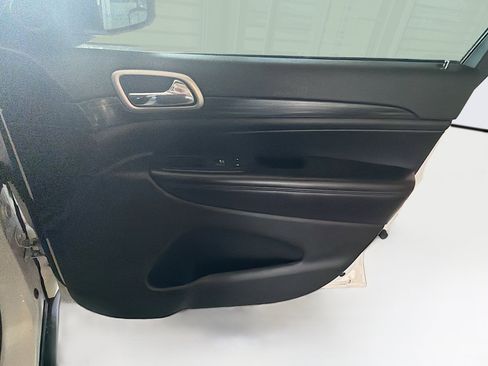 Used 2019 Jeep Grand Cherokee Laredo AWD/4WD image 32