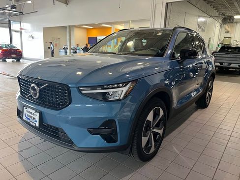 Used 2024 Volvo XC40 B5 Core AWD/4WD image 5