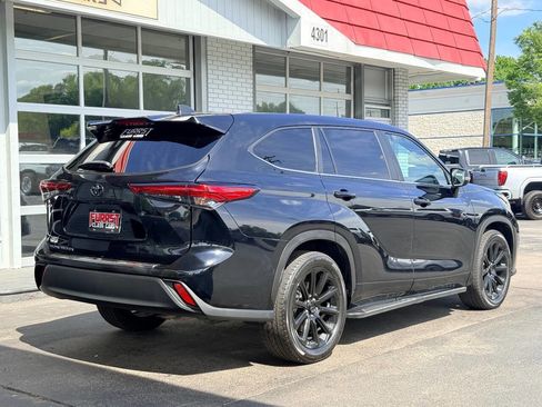 Used 2023 Toyota Highlander L FWD image 3