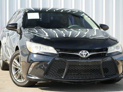 Used 2016 Toyota Camry SE image 2