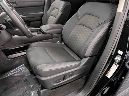 Used 2024 Nissan Pathfinder SV image 9