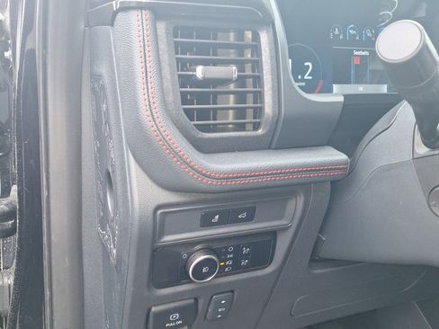 Used 2024 Ford Expedition Limited image 9