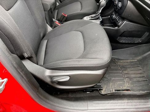 Used 2019 Jeep Renegade Sport image 33