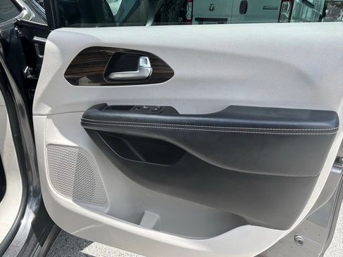 Used 2021 Chrysler Pacifica Limited AWD/4WD image 31