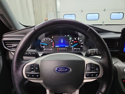 Used 2022 Ford Explorer XLT w/ XLT Sport Appearance Package AWD/4WD image 18