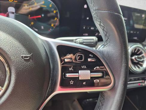 Used 2022 Mercedes-Benz GLB 250 image 12
